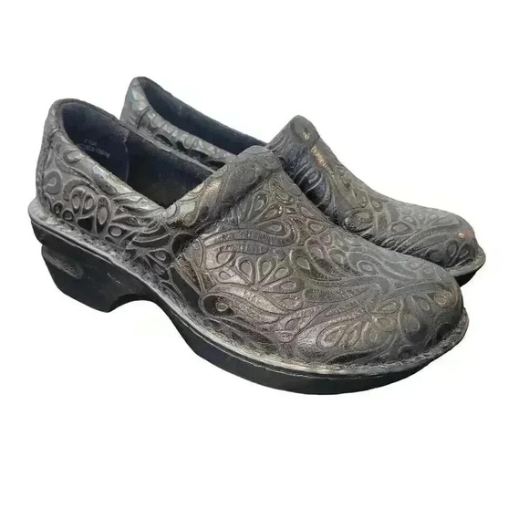 Born Concepts BOC Black Leather Floral Embossed Peggy Clogs - Picture 2 of 11